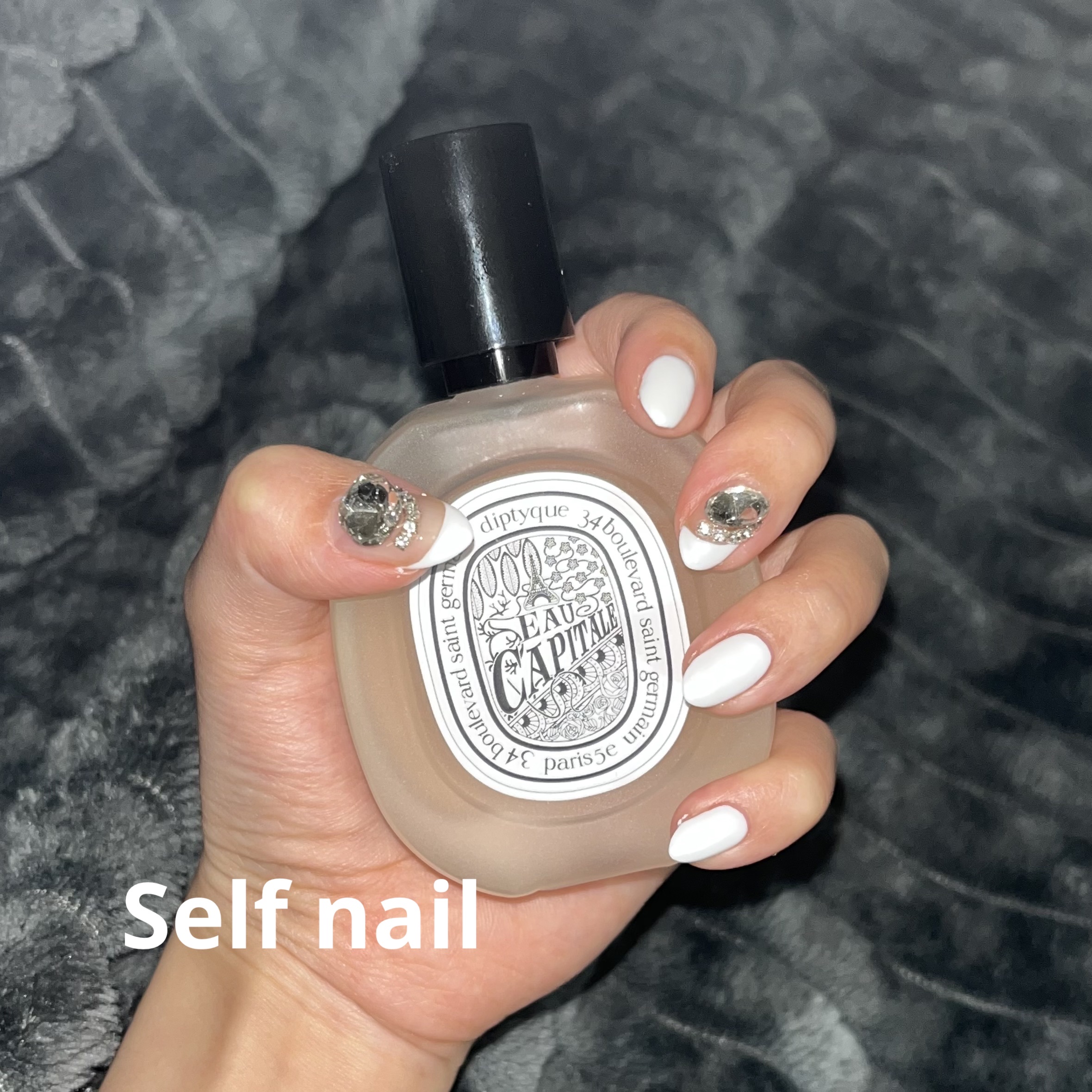 久しぶりにキラキラお上品だけどギャルみもあるネイルしたくなってしてみた〜💓💓
冬っぽさ❄️もあってむちゃくちゃ可愛いでしょ🥰

これは長さだしなし！
自爪にホワイトフレンチorワンカラー🤍

ストーンはお好きなのつけちゃって
ストー