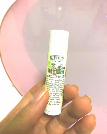 Kiehl's キールズ ベビー リップ バームのクチコミ「キールズ  ベビーリップバーム。
赤ちゃんのデリケートな唇にも使えるこちら。
キールズ のリッ.....」（1枚目）