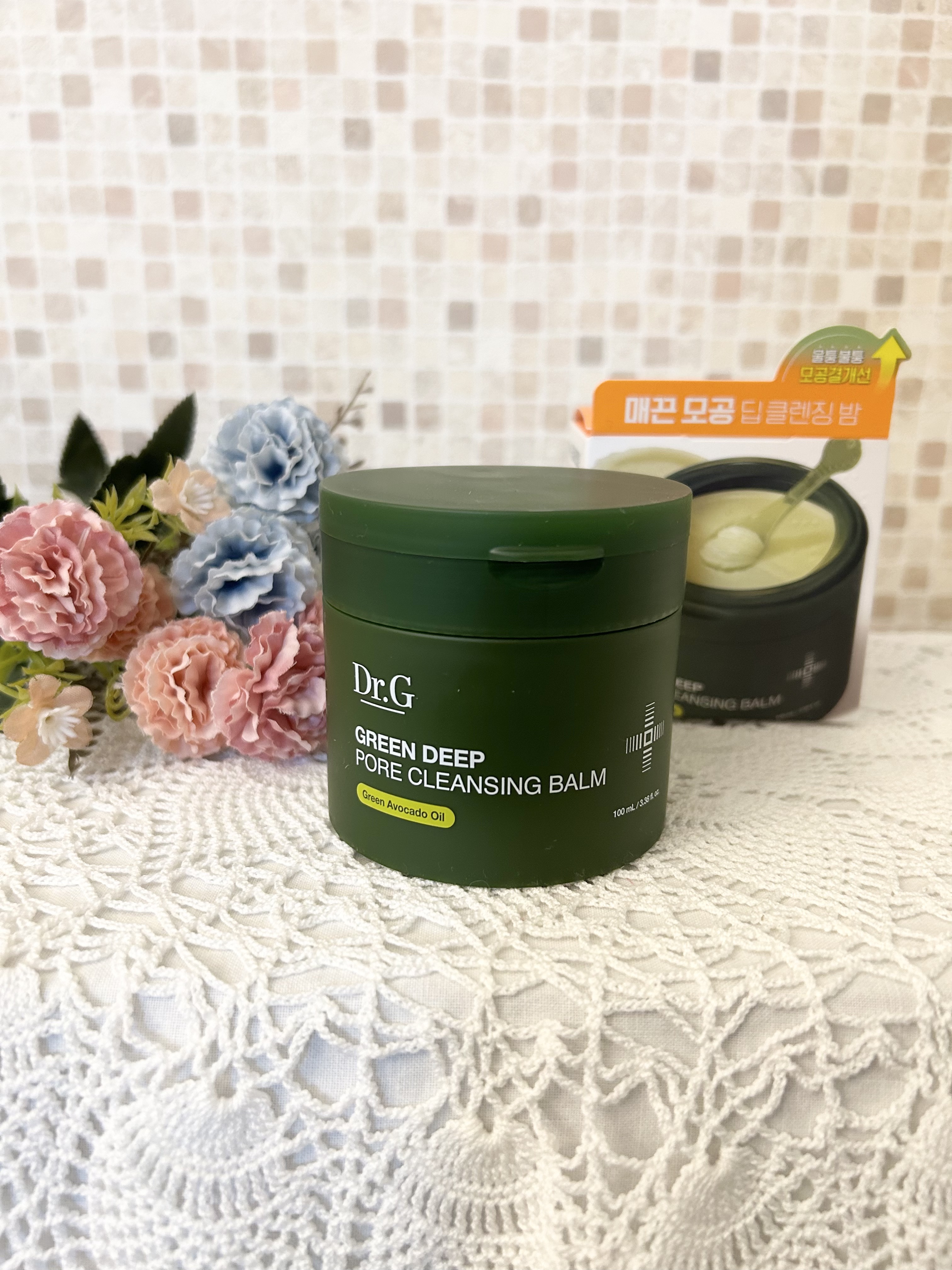 
アボガドって珍しい🤩✨
深いグリーンが素敵なパッケージ✨✨

柔らかいグリーンのバーム💓
肌に乗せるとすーっととろけます✨

密着オイルに変化して肌に密着！
密着して黒ずみ毛穴や角質除去✨
最後はミルクにかわり、つっぱらないしっとりし