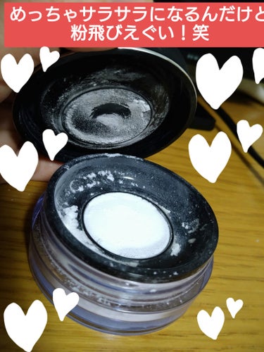 MAKE UP FOR EVER ウルトラHDルースパウダーのクチコミ「ずっと気になってたルースパウダー。
目元のメイクが崩れやすいので
何かしらのパウダー必須なんで.....」（2枚目）