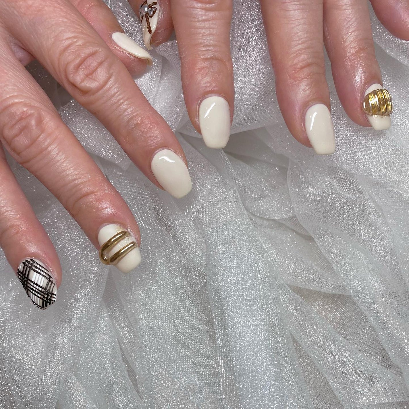 kanna on LIPS 「・・・ホワイトチョコカラー🤍🍫にバレンタインアートとおまかせご..」(1枚目)