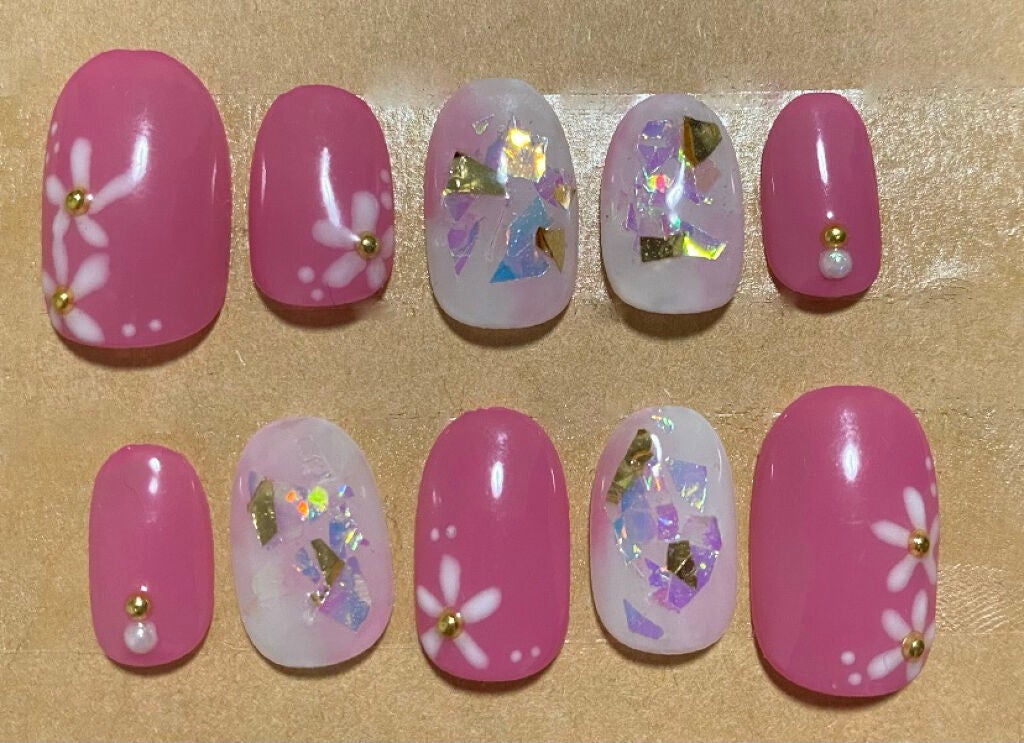 Coral Gloss on LIPS 「ピンクのキラキラお花ネイル🌸🌱使ったもの・Seriaマゼンタ・..」(2枚目)