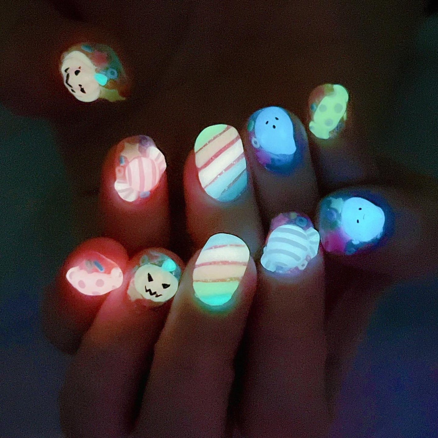 なかやまちえこ on LIPS 「colorfulHalloween👻🎃⠀⠀蓄光の素材で3Dを制..」(1枚目)