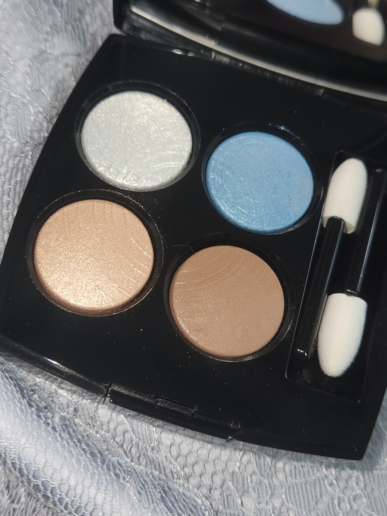 値段を感じる色！CHANELレ キャトル オンブル、78リヴァージュ

シャネルのアイシャドウで、水色ベージュという斬新な色合いのパレットがあって、一目惚れして買いました～。粉質が最上級って感じで、本当に上品なので、若い子よりむしろ、年を取