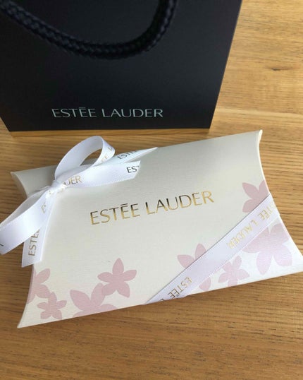 ESTEE LAUDER ピュア カラー エンヴィ ハイラスター リップスティックのクチコミ「母の日がもうすぐですね🌹
母の日に名入れリップを買いました♡
自分の母とお姑さんに2本✌️🏼
.....」(2枚目)