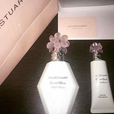 初投稿です！🐰

♡JILLSTUART Crystal Bloom Blissful Breeze Perfumed♡

私のJILLSTUARTデビュー品はこのボディエッセンスとハンドクリーム✨

