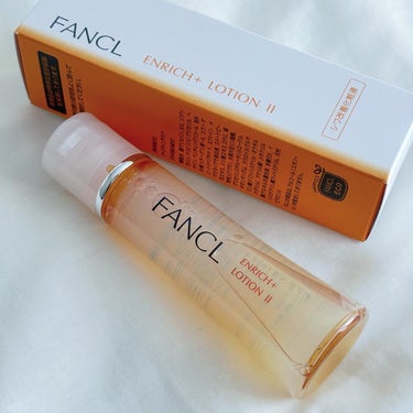 #PR #ファンケル

ファンケル
エンリッチプラス 化粧液 II しっとり＜医薬部外品＞
30mL

シワ改善有効成分ナイアシンアミドを配合した薬用化粧液。
ナイアシンアミドが、「シワ」の要因となる真皮のコラーゲン線維が断片化する変化に対して、肌奥の真皮層までしっかり働きかけてコラーゲンの産生を促進してくれるそうで、毎日使うベーシックアイテムの化粧液（美容液級の化粧水）で本格的なシワ改善が期待できるのだとか^ ^

洗顔後の肌に使用します。
とろみのあるテクスチャーで、まるで美容液を塗っているかのような感覚^ ^
肌にスーッと馴染むから、とてもみずみずしく心地良い使用感で、ベタつきにくく香りも◎！
.
乾燥が気になる部分には重ね付けをしたり、時間がある時はコットンパックをしています^ ^
私は中指と薬指の腹を使い、顔の内側から外側へ、やや持ち上げるように顔全体にやさしくのばし、手のひら全体を使って顔を押さえ馴染ませて、最後は手のひらでハンドプレスすると◎！
首やデコルテにもしっかり塗っています^ ^

しっとりとするようなつけ心地だけどベタつきにくく、伸びも良いのが嬉しい！
その後のスキンケアもスムーズで、朝晩使いやすいです^ ^
エンリッチプラス 乳液 II しっとり＜医薬部外品＞とのセット使いもおすすめです！


#ファンケル #エンリッチプラス化粧液 #スキンケア #プチプラ #プチプラコスメ #プチプラスキンケア #美容 #美肌 #コスメ #乾燥肌 #敏感肌 #混合肌 #毛穴 #毛穴ケア #化粧水 #美容液 #コスメ好きさんと繋がりたい #スキンケア好きさんと繋がりたい #美容好きな人と繋がりたい の画像 その0