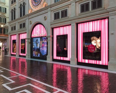 victoria's secret (ヴィクトリアズシークレット) 口紅のクチコミ「こんばんわ💫

8月2日から5日で香港・マカオの旅行に行ったので購入品紹介します！

左から….....」（2枚目）