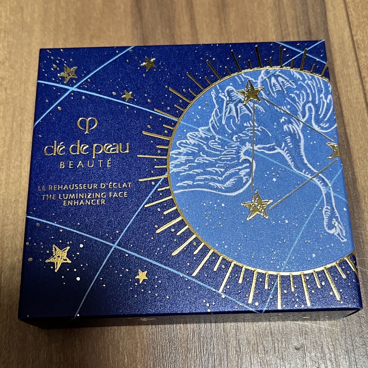 こんにちは。
すみれです🌼*･

今回のコフレの大本命💕
クレ・ド・ポー ボーテ
レオスールデクラ 

ハイライトは本当にこれが1番!!
そして今回のパッケージも素敵すぎる。

星座とか弱いんだよなぁ……✩.*˚
クレ・ド・ポー ボーテ