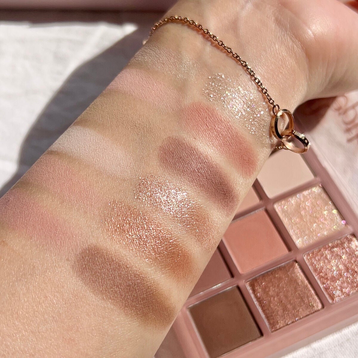 チャンユカ on LIPS 「〖一個で完結!12色パレット〗大人っぽい落ち着いたカラーと華や..」(5枚目)