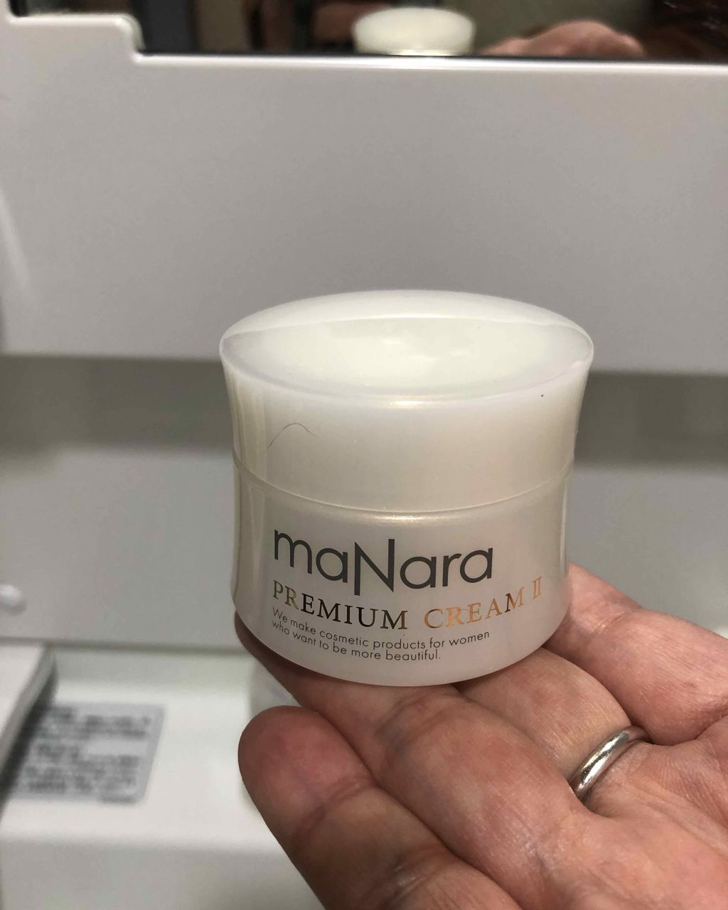 マナラ プレミアムクリーム Ⅱしっとりタイプ

あるYouTuberさんが絶賛していたのを見て、購入。🤩
写真で見ると大きさのイメージはわかりませんが、実際手にして見ると、本体はなんと、想像していたものよりものすごくちぃ〜さい！😳

で