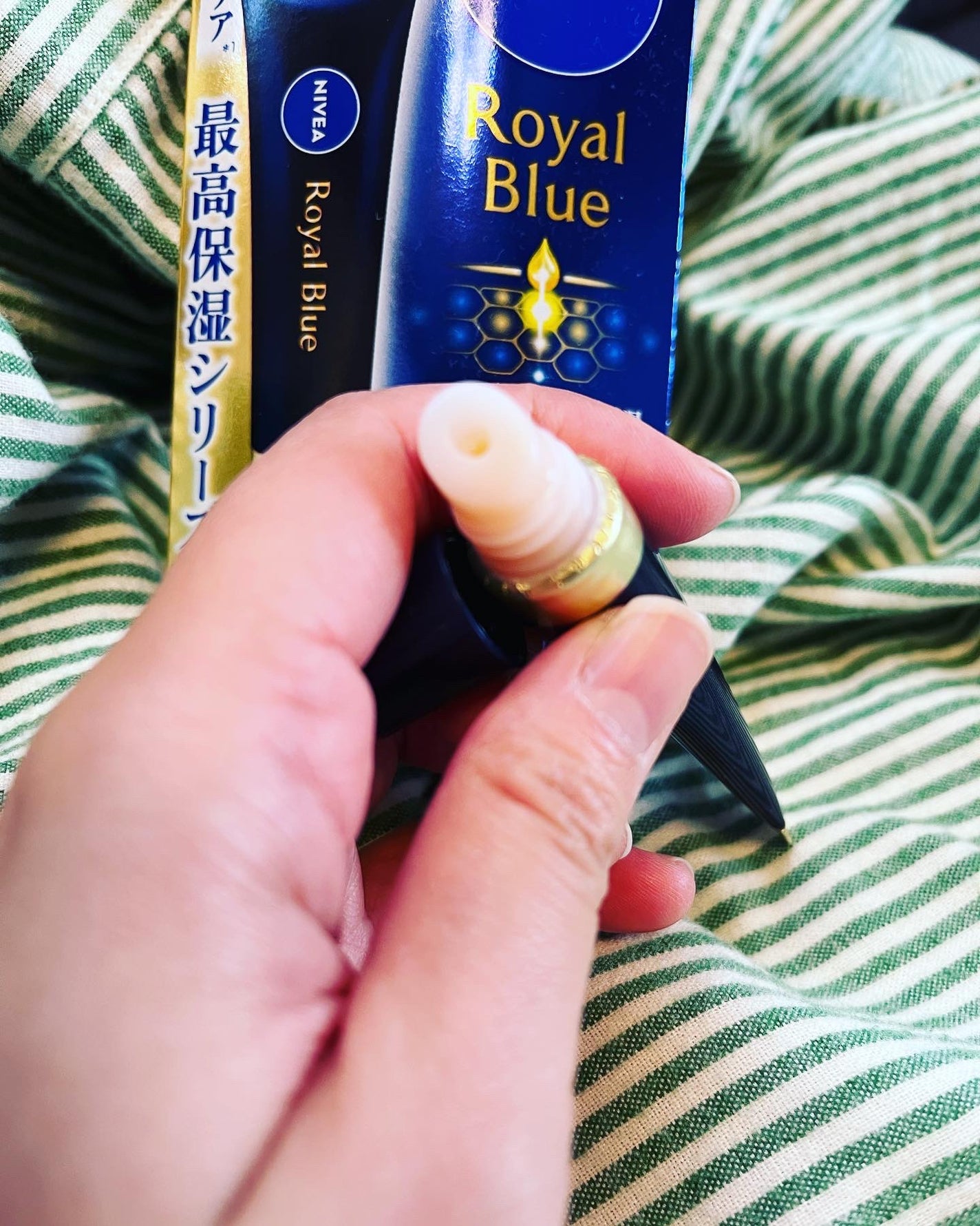 えり on LIPS 「#PRニベアロイヤルブルーリップ濃密美容ケアを使ってみました😌..」(3枚目)