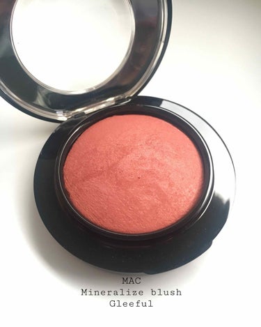 MAC Mineralize blush シリーズ 
カラーは Gleeful 🍑

ゴールドのラメが細かくて、肌なじみもよく、肌をフレッシュに見せてくれる。
カラーは濃いめのオレンジ〜レッド寄りのお色