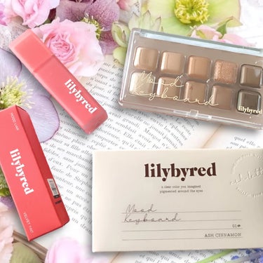 *
韓国コスメブランド『lilybyred』リリーバイレッド✨


▼ムードキーボード
01 Ash Cinnamon
イエベさんにぴったりなパレットだそうで
パソコンのキーボードのような見た目が可愛いです⌨️❤
個人的にはイエベさんに限らず使いやすそうな
万能カラーのアイテムだなと思いました🙆‍♀️✨
ふんわり優しい自然な発色で捨て色もなく、
まぶた全体の明るさを整えるベースとしてや
涙袋メイクにもぴったりでとても好みでした💕

 
▼ムードライアーベルベットティント
01 Pure Apricot
熟した果実をまとったような、
ディープカラーベルベットティント💄
生クリームのようなふんわりとしたテクスチャーで
マットタイプながら乾燥しにくいアイテムです🎶
01は肌に馴染みやすいアプリコットカラーで、
顔色も良くフレッシュな印象になります☺️💓

 
#提供 #春の新作コスメレポ  #イエベ映えコスメ の画像 その0