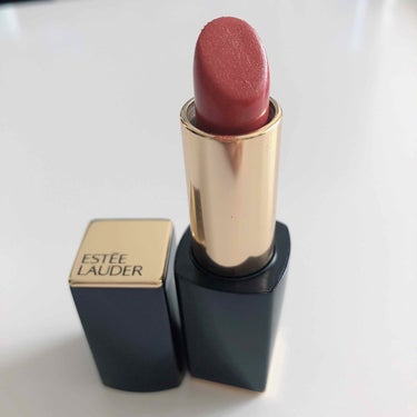 ESTEE LAUDER ピュアカラー 
エンヴィハイラスター 27 テンダートラップ

オレンジ味のあるベージュ系リップです💄
写真だと若干赤味が強く見えます😓

質感はマットだけど乾燥した感じはあり