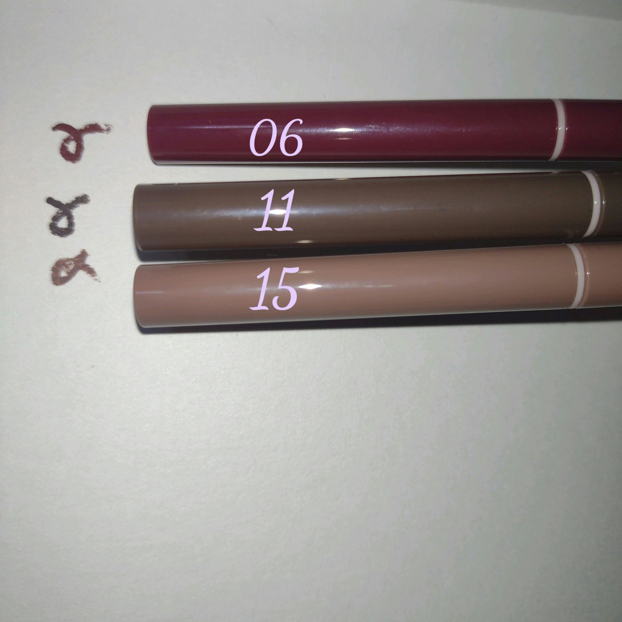 リキッドライナー派でしたが、ジェルライナーの良さを知りました。
今まで他のジェルライナーも使った事ありましたが、固かったり太かったりで使いこなせず。
これは名前の通りクリーミータッチ。
リキッドライナー程繊細な線は書けませんが、リキッドライ