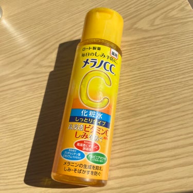 🍋メラノCC 薬用しみ対策 美白化粧水 しっとりタイプ ボトル170ml

柑橘系の香り
個人的にはあんまり好きではない人工的な香りでした。

しっとりタイプなのでシャバシャバ系ではなく、すこしぺたっと