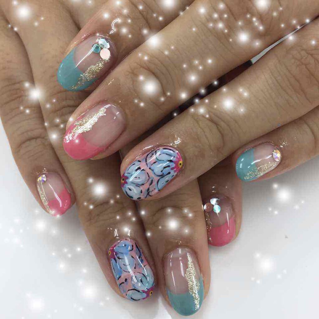 pipi's Nail 忘備録
.
こちらも夏ネイル！🌞🌴🌺✨
ビビッドはピンクと、グリーンの強めなターコイズブルーにゴールドの塗りかけがポイント✨
夏の太陽が似合う元気の出るカラー！
.
そしてお花のアート❁⃘*.ﾟ
これ、手描きア
