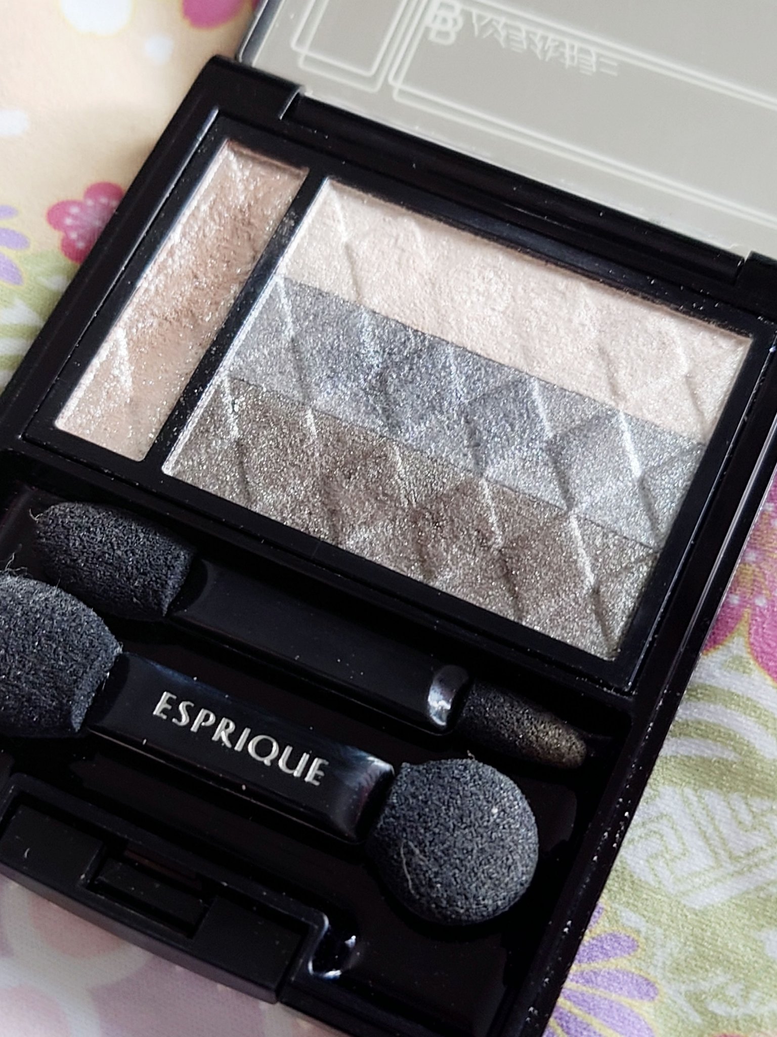 ブレンドディメンショナル アイズ (シャイニー)/ESPRIQUE/アイシャドウパレットを使ったクチコミ（3枚目）