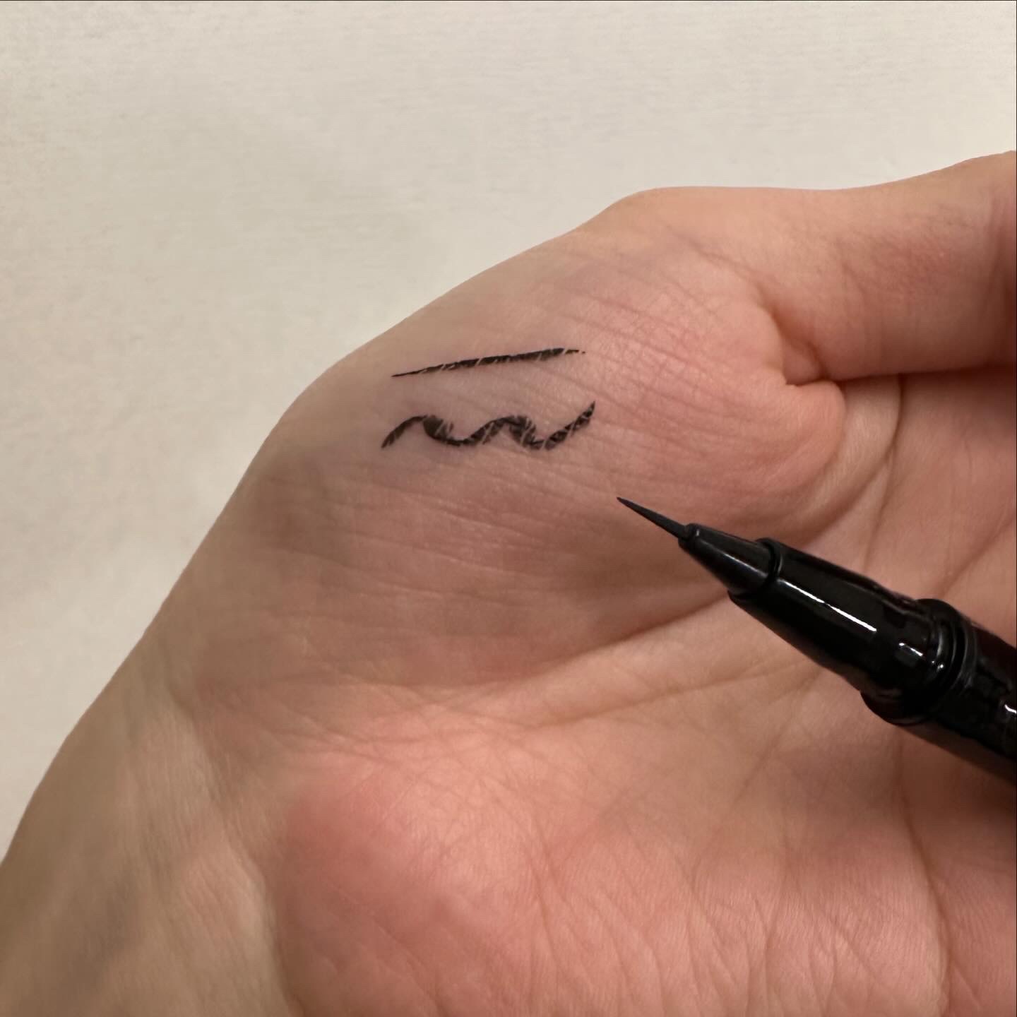 エクストラシャープ リキッドライナー BK001 ブラック/Visée/リキッドアイライナーを使ったクチコミ（3枚目）