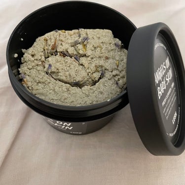 LUSH
天使の優しさ

お肌の水分と油分のバランスを整えるラベンダーとカミツレ、潤いを与えてキメを整えるローズオイル、さらに汚れと余分な皮脂を吸着するカオリンを絶妙にブレンドされています。

フェイス