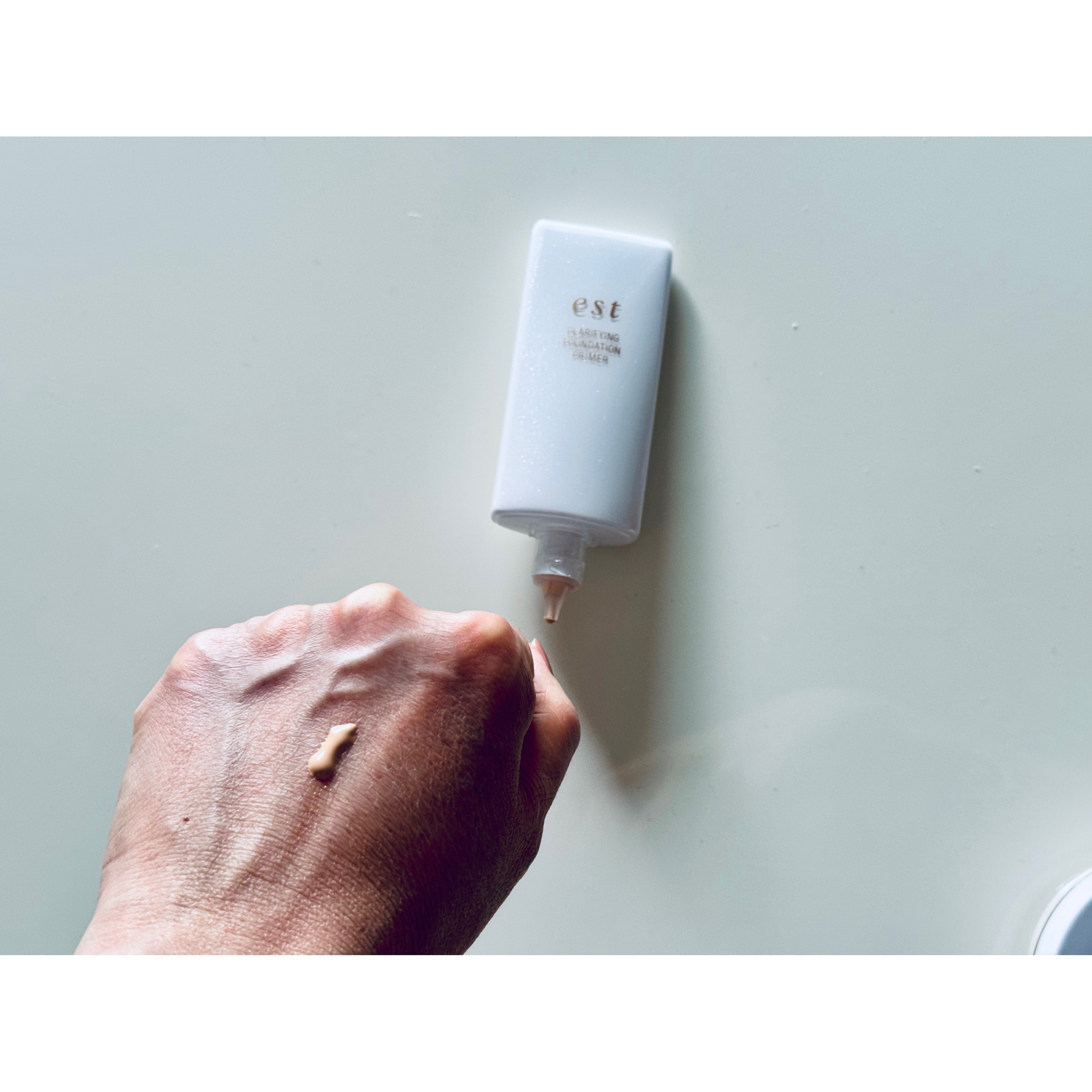 皮脂酸化によるくすみを抑える成分　抗酸化成分トコフェロール、DPG配合で、メイクの皮脂くずれを防いでトーンアップしてくれます。

写真で左手は使っていますがカバー力の高さがわかると思いますが、厚塗りにもならずに◎