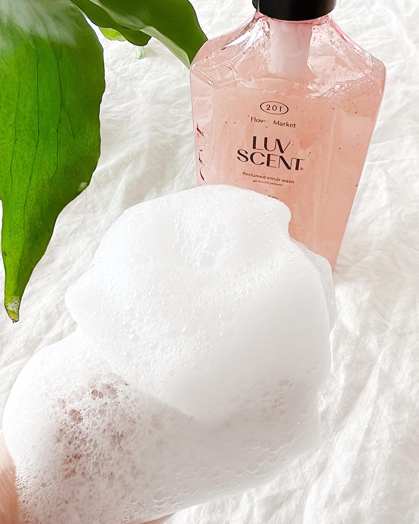 スクラブボディウォッシュ フラワーマーケット ホワイトチューリップ/LUV SCENT/ボディスクラブを使ったクチコミ（3枚目）