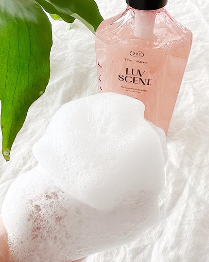 スクラブボディウォッシュ フラワーマーケット ホワイトチューリップ/LUV SCENT/ボディスクラブを使ったクチコミ(3枚目)
