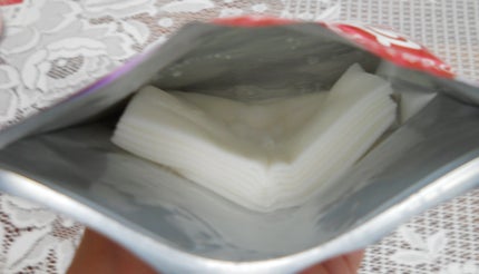 小梅 on LIPS 「赤のパッケージはとてもインパクトがあり、目を引きつけます。「毛..」(2枚目)