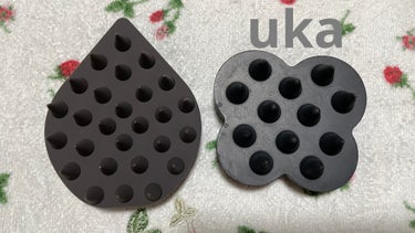 ukaのケンザンを使い続けてますが
朝のマッサージをやり始めたら
両手でやりたくて、
こちらのエトヴォスのを購入しました。


お値段がukaに比べて1000円くらいお安いです。

手に持った感じサイズはそんなに変わりません。

ukaはだいぶトンガリが削れてしまってます。

トンガリの長さがukaの方が長いので
髪の量が多い方はukaの方が
使いやすいかもですね。

使っていて違いを感じないです。


とにかく気持ち良い！
朝マッサージ始めて、まだ数日なのですが
シャキッとして良いです。


#エトヴォス
#リラクシングマッサージブラシ ハード
#頭皮ケア
#ukaの画像 その2