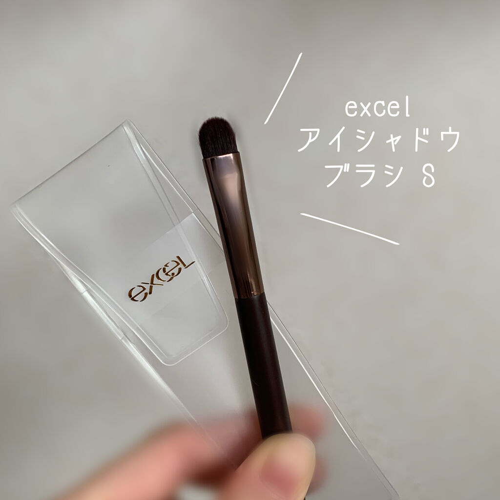 - excel アイシャドウブラシ S -

アイシャドウブラシMと同じで、毛のふわふわ感とケース付きなのが良い👌🏻
広範囲(アイホール全体等)・細かい部分どちらにも使いやすい！ 
最近こればっかり使ってる気がする…😻


 #1軍ア