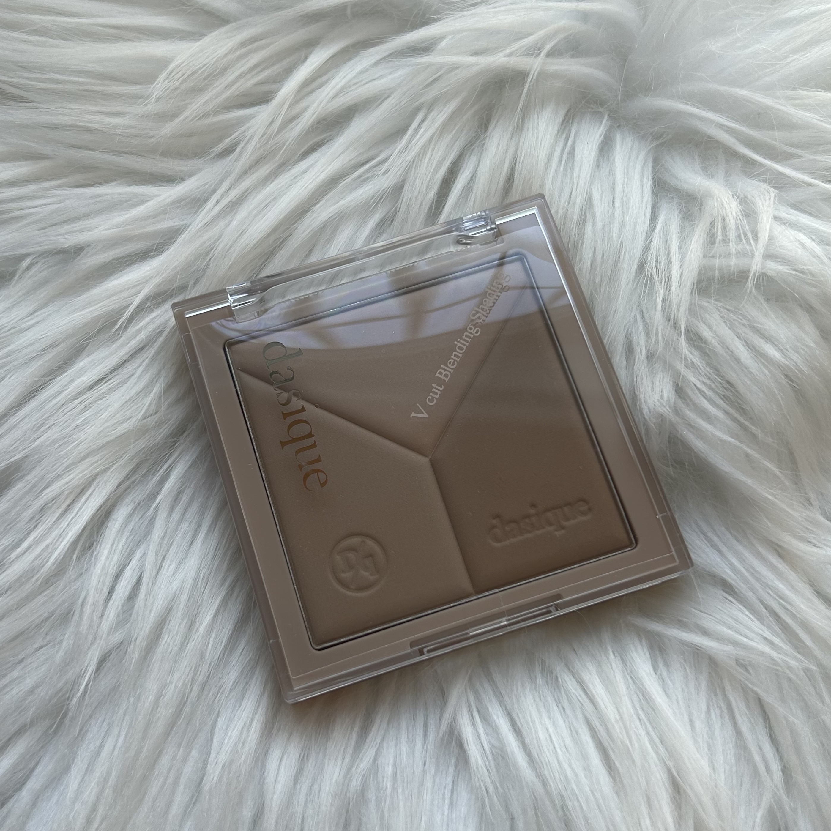 dasique 
Vカットブレンディングシェーディング
02 クールブレンディング 🤎🌼

LIPS SHOPPINGで購入 ⤴️ 

3色とも薄づきなので調整しやすいです！
私は黄味肌ブルベなのですがちゃんと馴染みました
個人的に右側