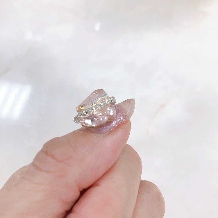 snowloveslyb on LIPS 「大きなビジューをつけてみました💎💅中指の爪が折れたので😭長さ出..」(3枚目)