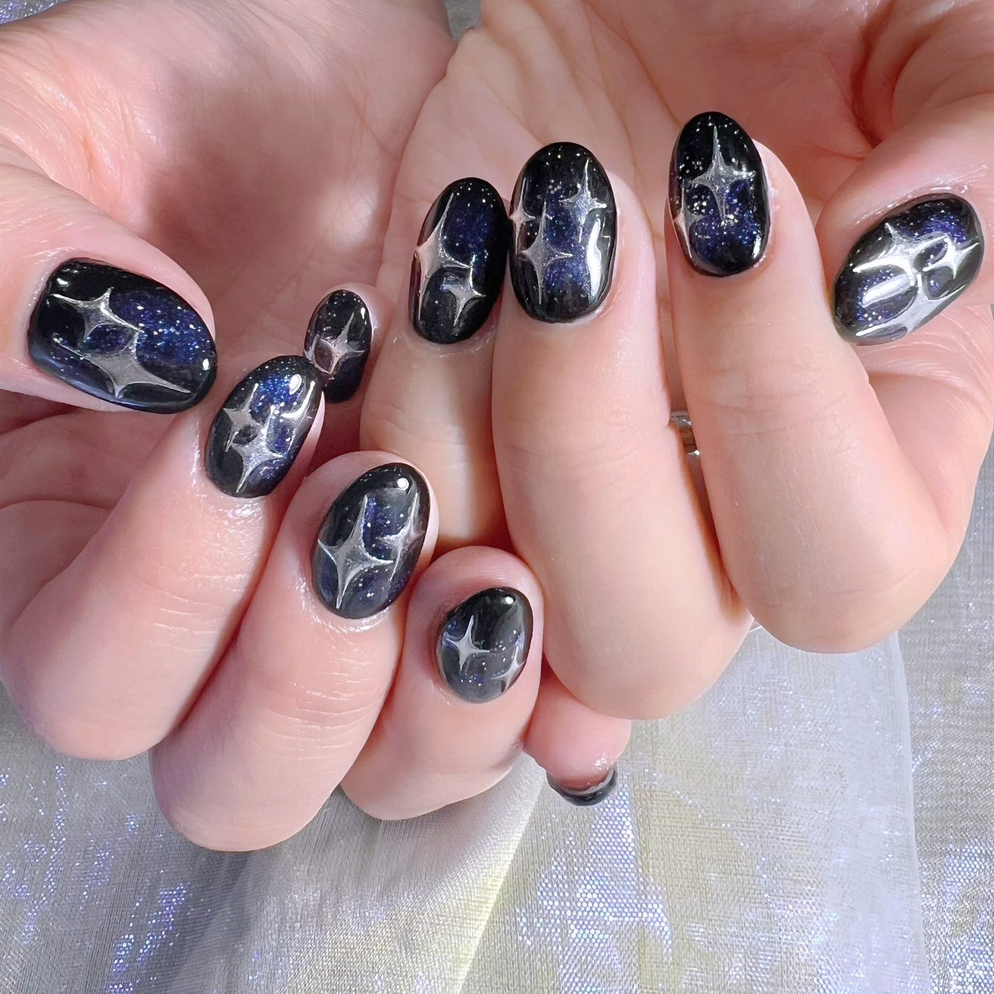 なかやまちえこ on LIPS 「シルバー系のネイル#ネイルデザイン..」(1枚目)