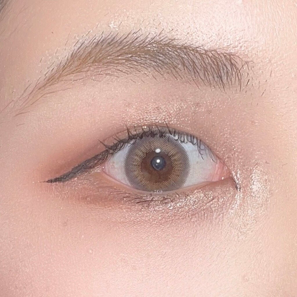 シンバ on LIPS 「目が乾燥して粉ふくのでメイクの上からバセリン塗ってます。この中..」(1枚目)