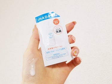 〖IHADA 薬用うるおいミルク洗顔料〗

サンプルの使用です。
ミルクタイプの洗顔料は初めて使った！
寒い日や忙しい朝に便利かなーって期待✨

テクスチャーは結構緩め。
たくさん顔に乗せようとすると垂