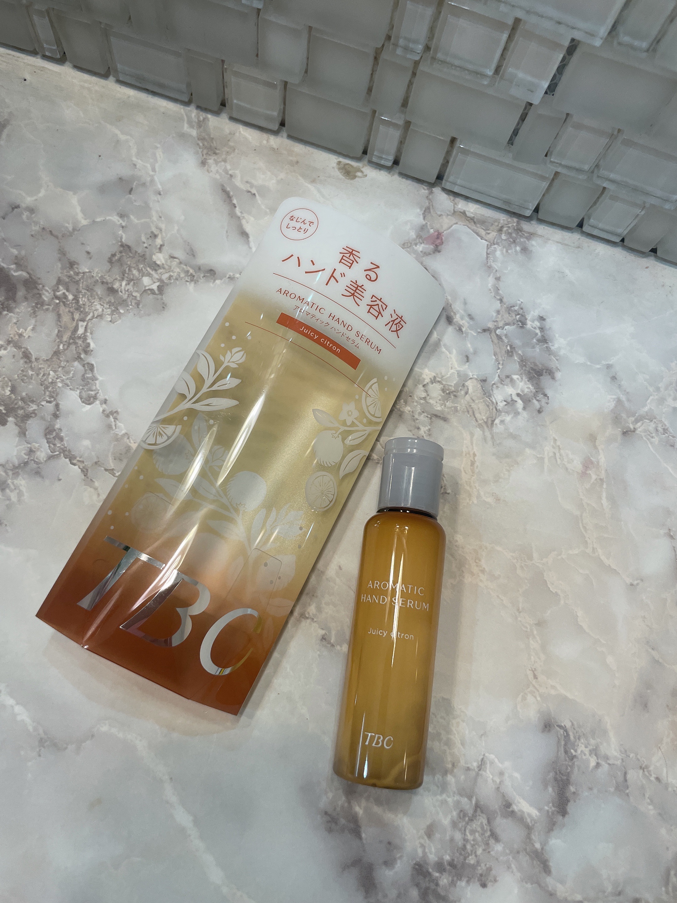 香りが良くて
テクスチャーが軽いです

ハンドクリームなのに
なめらか！
白く浮かないので
パッと取り出して
使えます♡

これは新感覚！

パッケージもおしゃれです