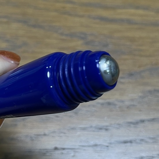 カントリー&ストリーム ハーバルナイトアイロールオンのクチコミ「【使った商品】カントリー&ストリーム　ハーバルナイトアイロールオン
【商品の特徴】目周りの小皺.....」（3枚目）