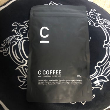 C COFFEE(チャコールコーヒーダイエット)ドンキーで購入しました✨
パッケージがシンプルおしゃれかなぁ〜
朝は水で夜は白湯に溶かして飲むようにしています☕️
ブラック好きな方おすすめやけど苦手な人