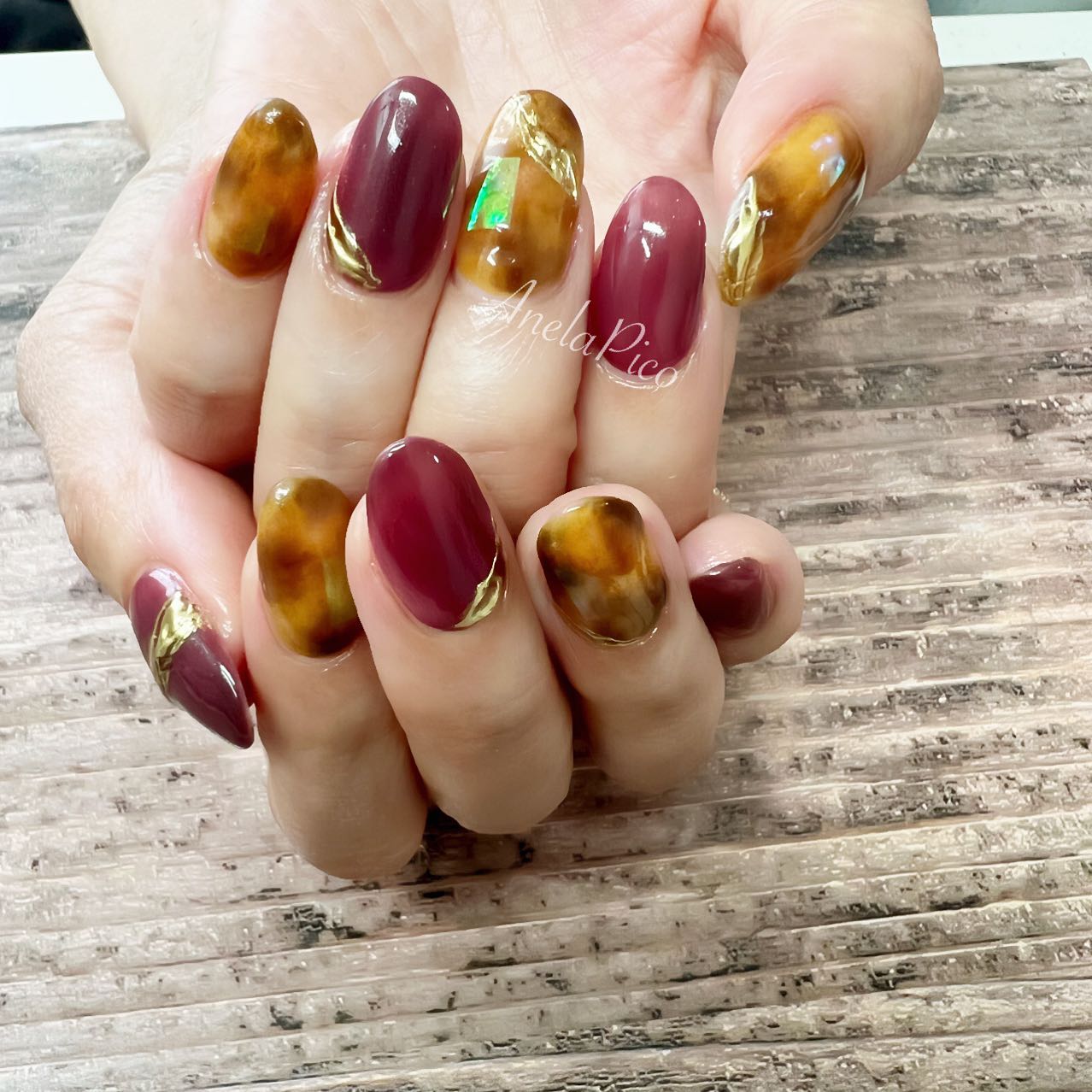 mamico on LIPS 「*お客様ネイル💅 べっ甲×ボルドーの秋ネイル😊べっ甲に仕込んだ..」(1枚目)