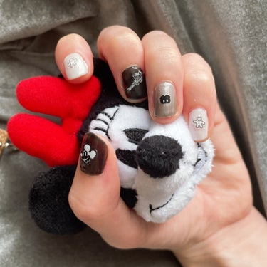 mickey🖤🐭nail



ジェルネイルもシールも全て百均です！
このネイルシールが可愛くて一目惚れしたので、使ってみました〜！！！


 #人生コスメへの愛を語ろう  #実はこれプチプラなんです 