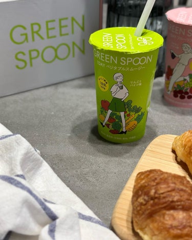 GREEN SPOON GREEN SPOONのクチコミ「GREEN SPOONから
2種がスムージーが発売されたよ🥬🍓

野菜も果物も手軽に摂れるスム.....」（3枚目）