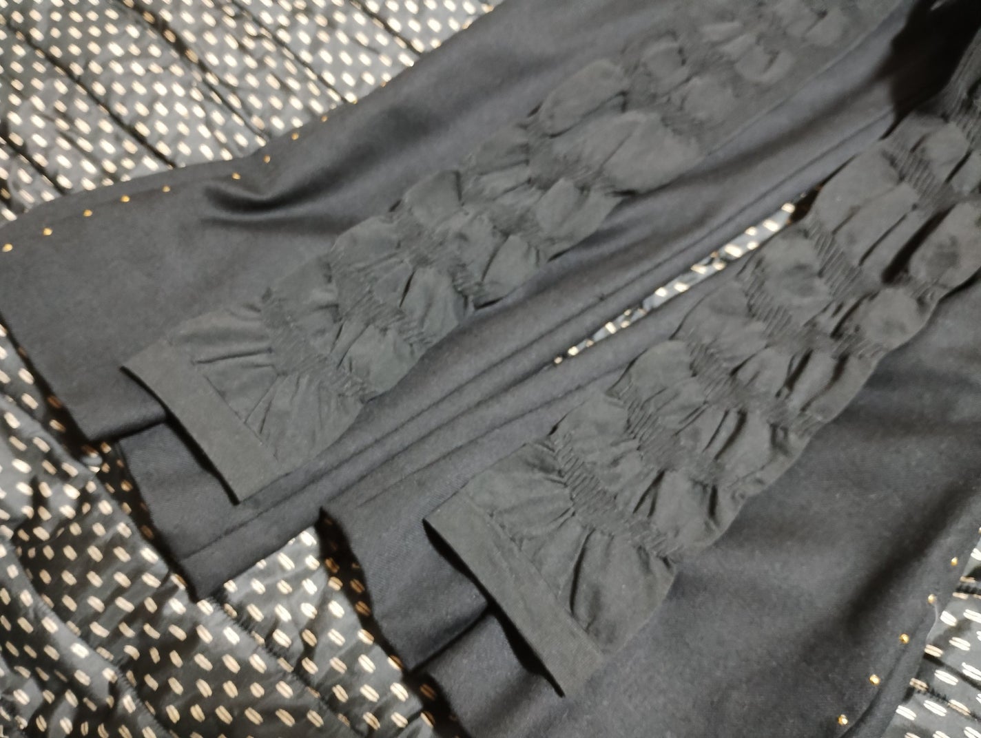 mcgroupakiko on LIPS 「秋も深まりつつあり、エレガントな細身のパンツを美しく履きこなし..」(2枚目)