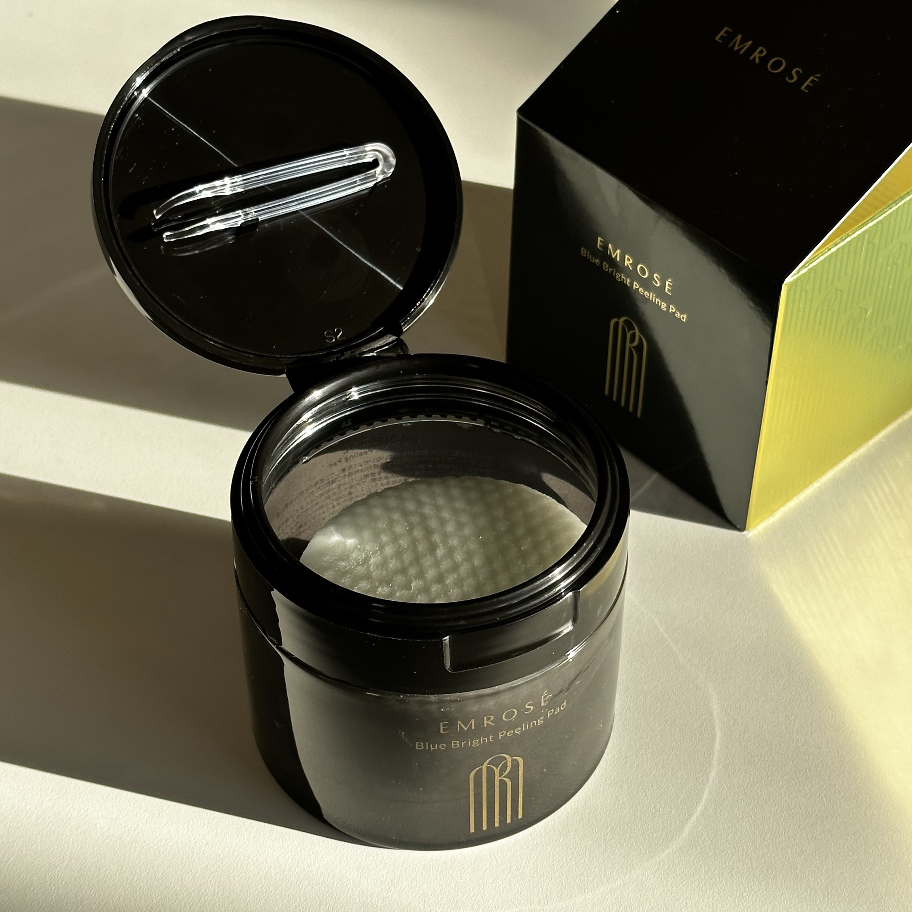 このトナーパッドは厚手でエンボス面とガーゼ面の2wayになってて便利👏🏻

美容液が見えるんだけどすっごい量で贅沢🥹

なによりコットン100%なとこもうれしい🫶🏻

香りもいいし、潤う！
液余るから追いコットンほしいくらい笑