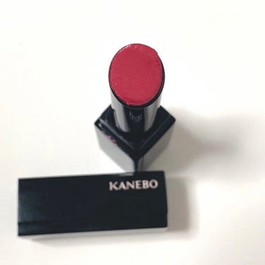 KANEBO カネボウ モイスチャールージュのクチコミ「少し青みのある赤ピンク。
顔がキュートに、ぷりっと見えます。
KANEBOのリップは時間が経っ.....」（2枚目）