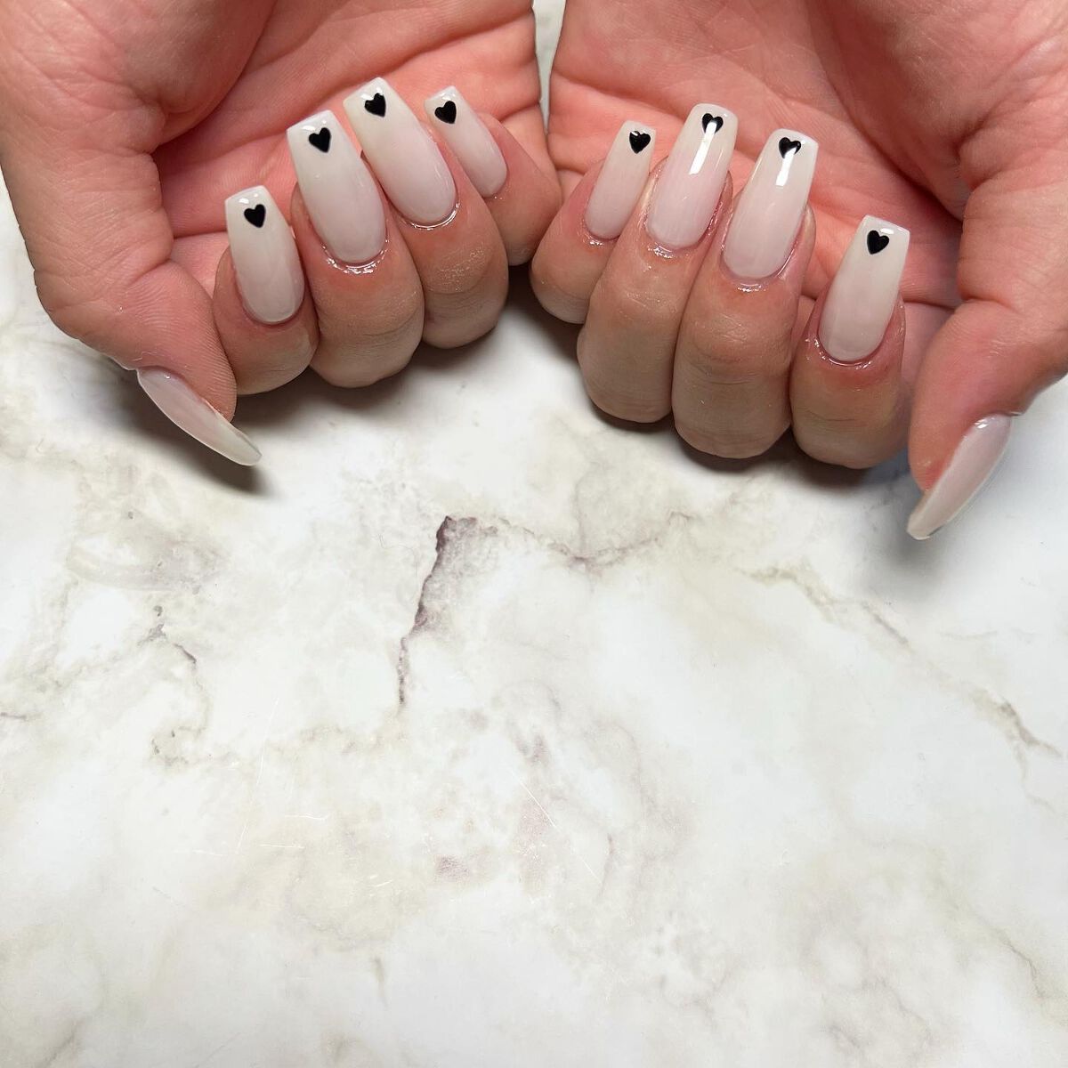 cst on LIPS 「#🖤#🤍#モノトーンコーデ#ハートネイル#ネイル好きな人と繋が..」(1枚目)