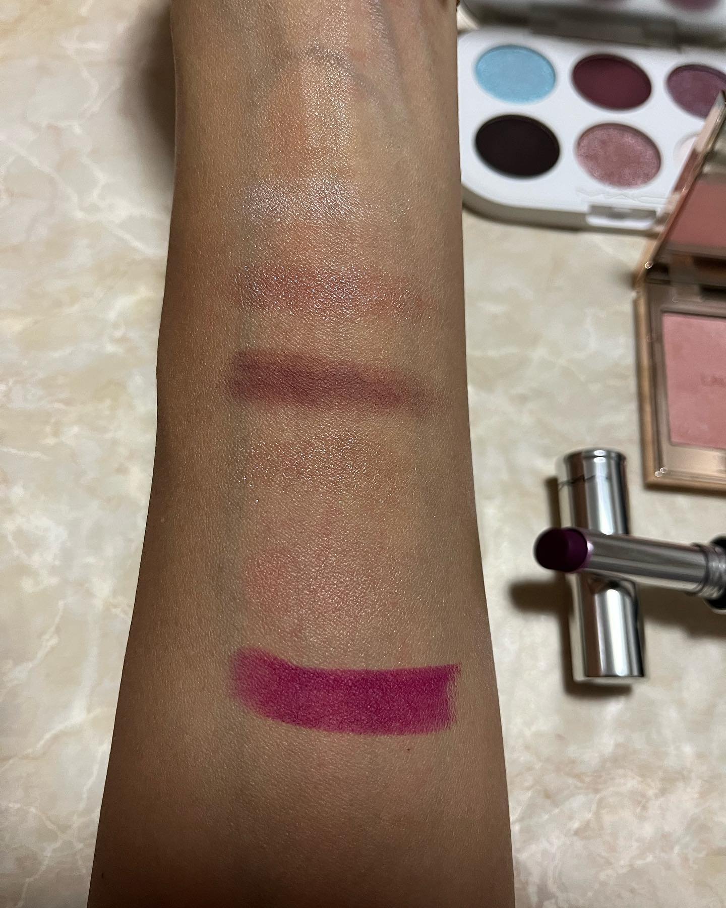 ロックドキス リップスティック レイン (バイブラント パープル)/M・A・C/口紅を使ったクチコミ（2枚目）