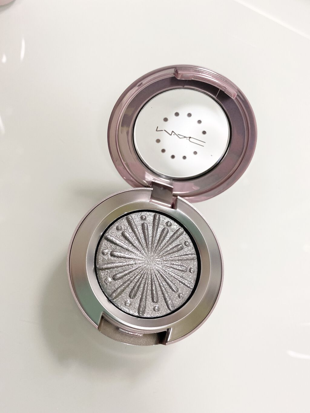 エクストラ ディメンション フォイル アイシャドウ M·A·C フロステッド ファイヤーワーク クーラー ザン ビーイング クール/M・A・C/単色アイシャドウを使ったクチコミ（2枚目）