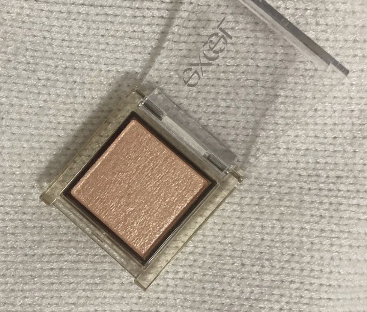 ✧  excel　アイプランナー　D05 ピーチミックス  ✧


前に店で見かけて可愛かったので購入しました！

まぶたにも涙袋にも使えて万能🌟




使いやすいベージュっぽいカラーでラメが目立ちます🫶🏻

時間ないときまぶたにサ