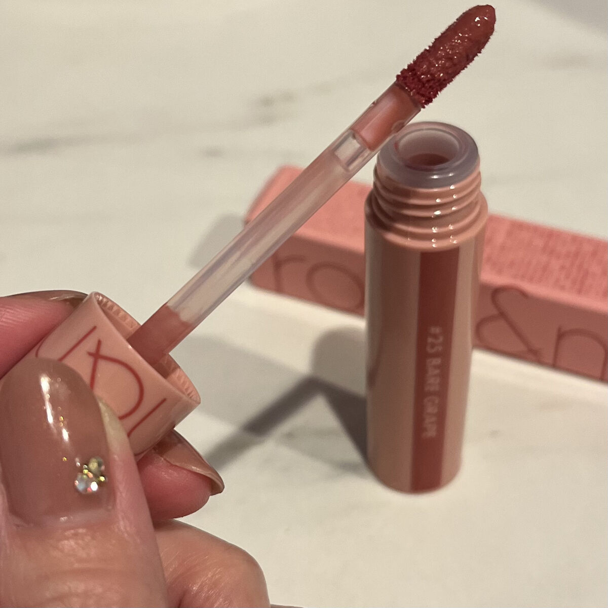 ジューシーラスティングティント/rom&nd/リップティントを使ったクチコミ（2枚目）